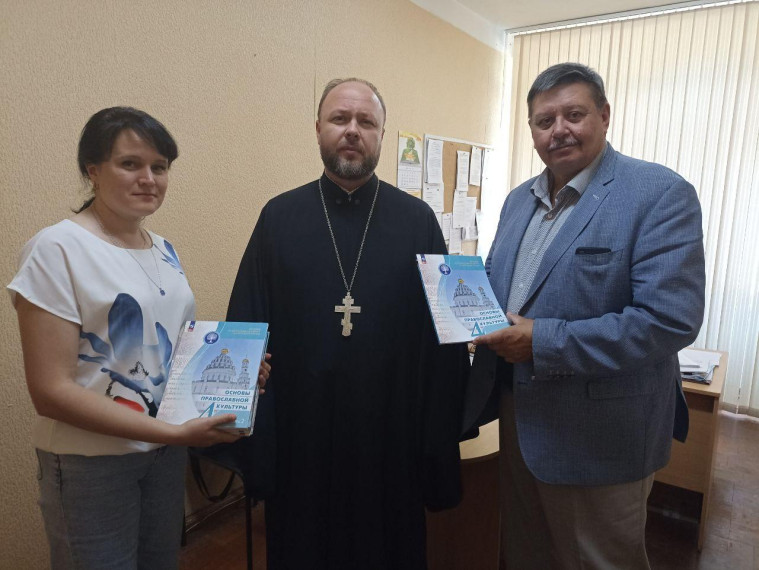 Благотворительная помощь учебниками.